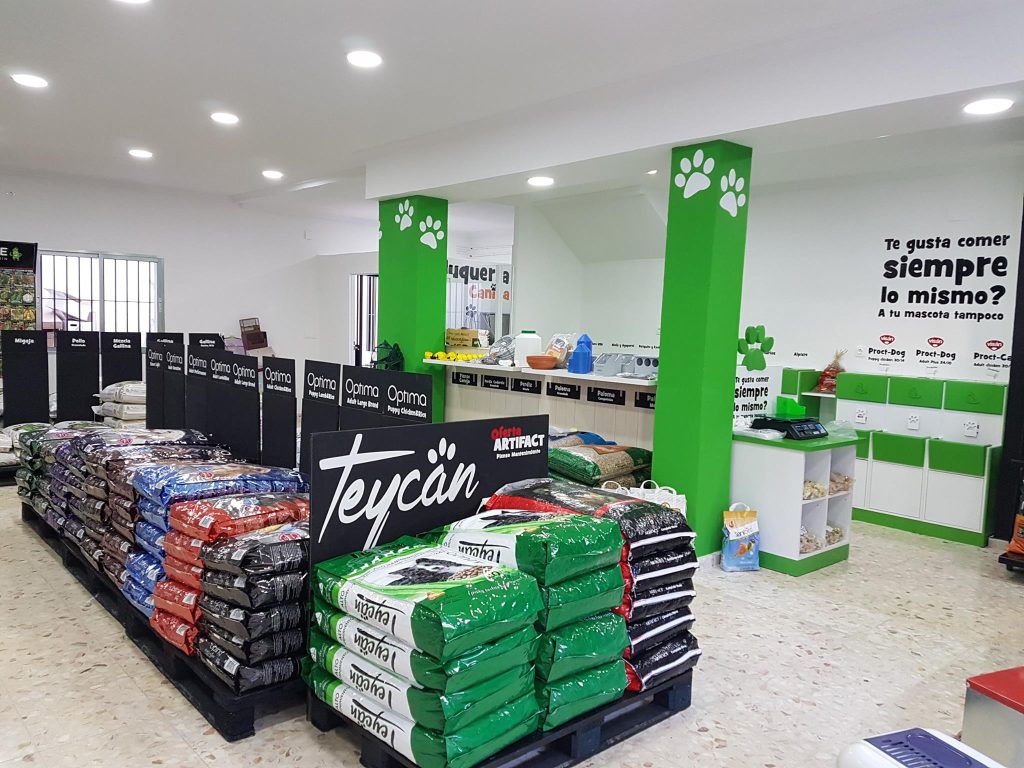 tienda con bolsas de pienso
